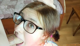 Жестко оттрахал молодую брюнетку в очках во все дырки