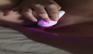 Горячая блонда отсасывает хер, пока дрочит