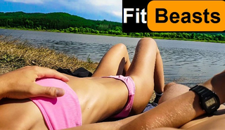 Шаловливая красотка удовлетворяет парня рукой на приречном пляже