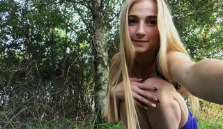 Шикарная блондиночка обнажается и дрочит себе на свежем воздухе
