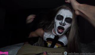 Жесткий трах в гриме на Хэллоуин: молодой парень отжарил девушку