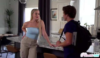 Сестра застала брата за дрочкой и предложила секс взамен