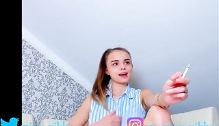 Русская курила и трахнулась с автомобилем: жесткий секс на виду