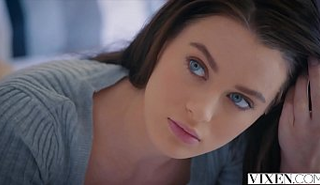 Шикарная крошка отдается парню у бассейна