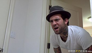 Жесткий секс с татуированным красавчиком: замужняя милфа получила оргазм