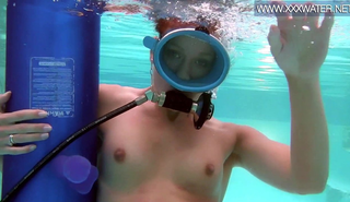 Шлюшка шалит с резиновым членом в бассейне