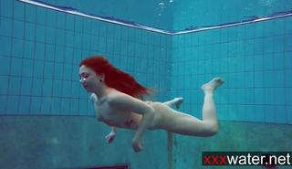 Голая сучка под водой показывает пизду и сиси