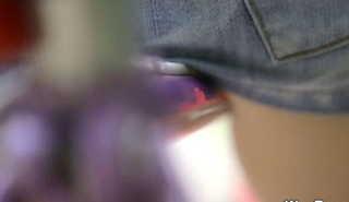 Девочка возбудилась во время прогулки и дома поласкала себя