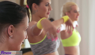 Фитнес тренер трахнул двух стройных сосок