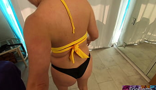 Телка сосет своему ёбырю в примерочной