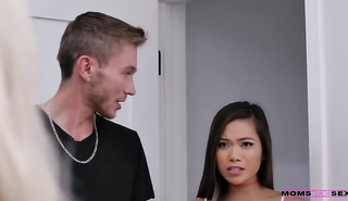 Паренек трахает маму девушки во время ЖМЖ секса