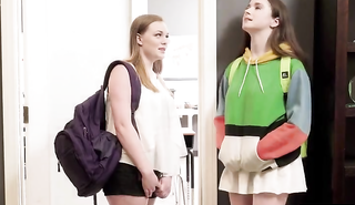 Студентка получила оральное наслаждение от горячей лесбиянки в классе