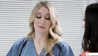 Медсестра занялась жарким сексом со зрелой врачихой