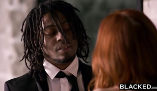 Негр трахает белую рыжую телку в черных чулках