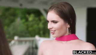 На улице негр трахает белую девушку в узкую письку