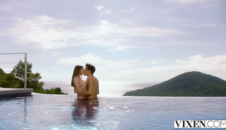 Красивый секс на улице с парнишкой и его любовницей