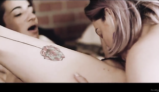 Лесбиянки занимаются бурным оральным сексом