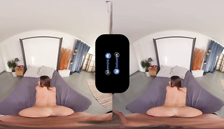 На дому шлюшка сосет и прыгает на члене клиента