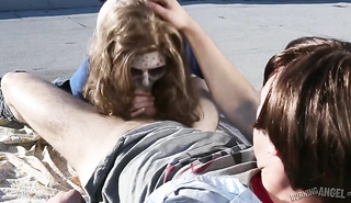 Молодой парень выебал зомби телку