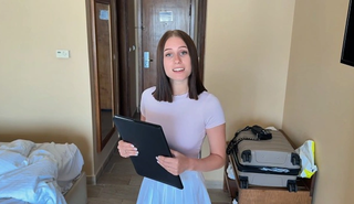 Горячая мастерица гостиничных удовольствий удовлетворяет потребности клиента