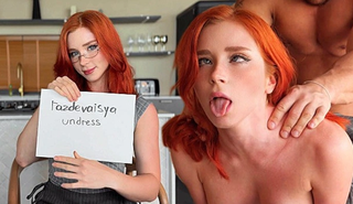 Сексуальная красотка в позе раком отдается на камеру