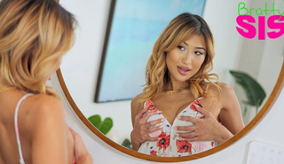 Ненасытная без хуя жаждет жесткого секса с огромным камшотом