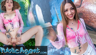 Горячая колумбийская шлюха с тату на улице жестко трахается