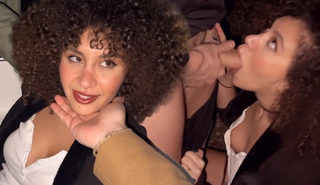 Молодая сучка жаждет траха от незнакомца, пока муженек смотрит