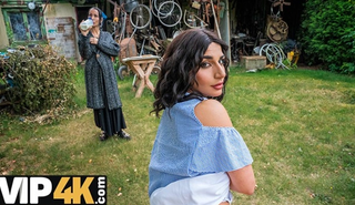 Жаркая брюнетка оттрахана ХАНТ4Ком под открытым небом