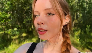 Жадная блондинка с зелеными глазами отсасывает в лесу