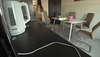 Жена и соседка развлекаются на кухне, пока муж не видит! Измена за долги