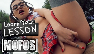 Шалава молодая раскрывает киску и трахается как шлюха