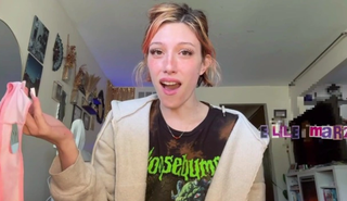 Сводный брат застукал меня в сексуальных трусиках