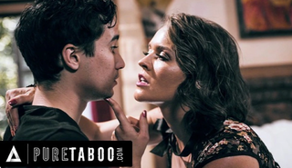 Сексуальная мамочка Крисси Линн трахается с извращенным юным любовником