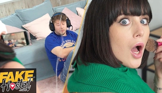 Общежитейская шалава брызжет в лицо и ждет анального кремпая