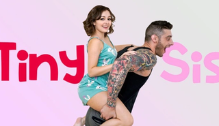 Сладкая девочка теряет девственность с членом сводного брата