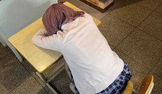 Шалунья в униформе развлекает учителя в классе