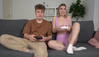 Сводная сестра и сводный брат занимаются сексом без родителей