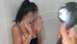 Жаркий секс с соседкой после холодной вечеринки в душе