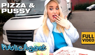 Школьница с пиццей разорвала джинсы и отхватила хуй