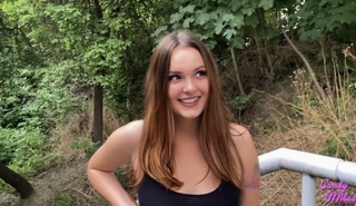 Сексуальная молодая русская девушка продает свои прелести и демонстрирует грудастую грудь