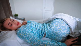 Похотливая мачеха разбудила меня своими умелыми прикосновениями