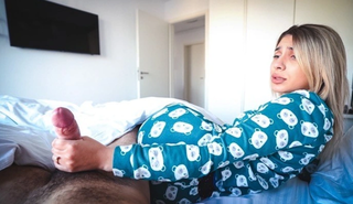 Сексуальная мачеха и возбужденный пасынок развлекаются в грязной гостиничной постели