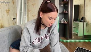 Шаловливая сводная сестра приняла поражение и заполучила горячую сперму в свою сочную киску