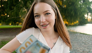 Молодая девочка развлекается за наличные