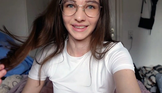 Шалава трахает свои огромные губы и киску, готовая наезжать на всех!