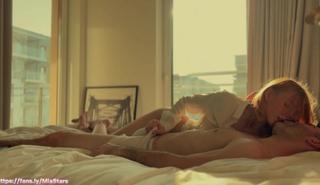 Шикарная блондинка катается на члене до потрясающего кульминационного удовольствия