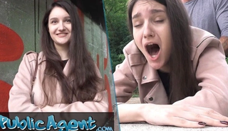 Школьница с большой грудью трахается на улице впервые