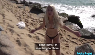 Сексуальная блондинка в откровенном бикини трахается на пляже перед глазами прохожих