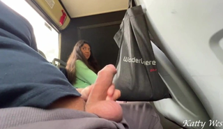 Странный парень вывалил свой член в общественном транспорте, и я сразу принялась за дело